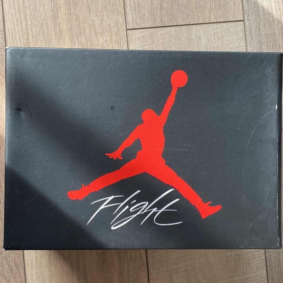 Air Jordan 4 retro( GS) just wear two times. Very good condition. - Picture 11 of 13